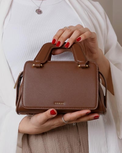 شنطة نسائية عملية باللون البني