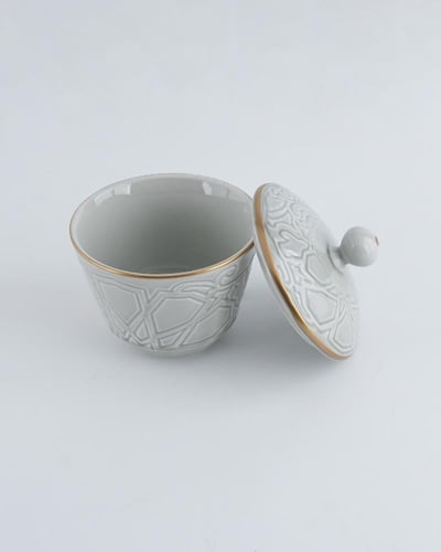 طقم فناجين قهوة وشاهي باللون رمادي فاتح.