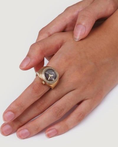 ساعة الخاتم النسائية بتصميم ملفت بلون ذهبي