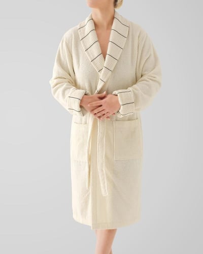 روب استحمام أنيق باللون الأبيض