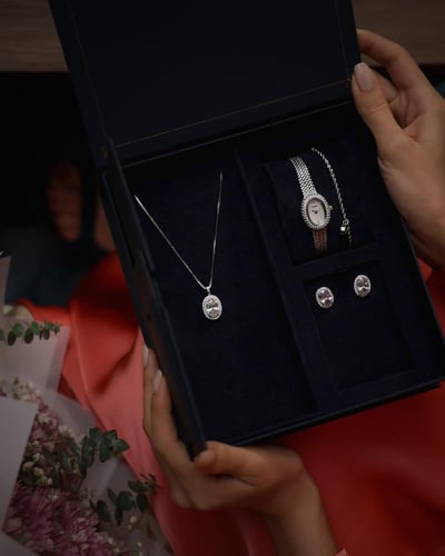 هدية نسائية فاخرة باللون الفضي