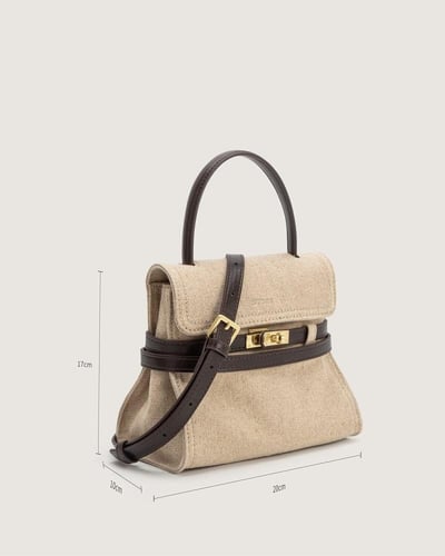 هدية نسائية شنطة وتعليقة مزيج الرقي والبراءة