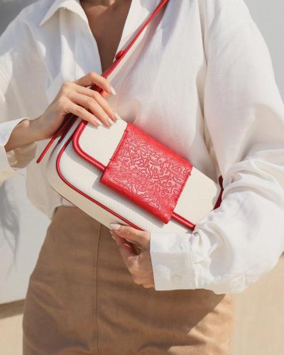 شنطة حِرفة النسائية لكل يوم بلون أبيض وأحمر.