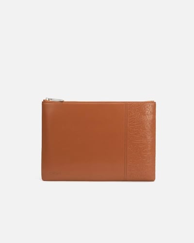 طقم كلتش ومحفظة وميدالية تعبر عن الأصالة بلون بني