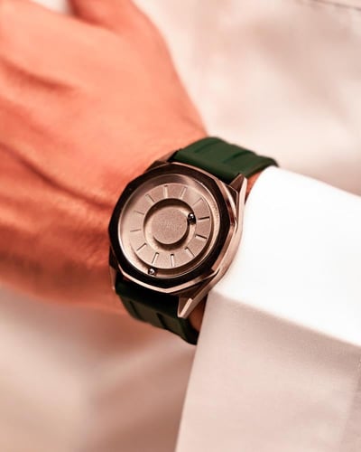 ساعة رجالية بسير من الربل بلون أخضر