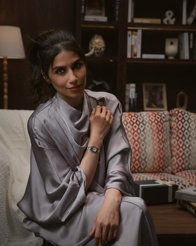 ساعة جوهرة نسائية تتزين ب 16 فص من الألماس بلون ذه...