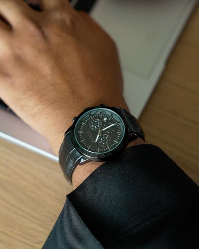 ‎ ساعة رجالية كلاسيك بلون أسود