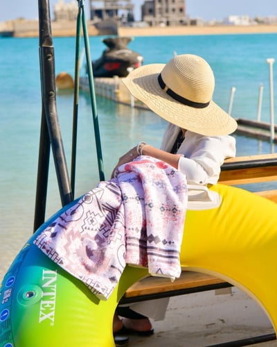 منشفة للبحر بلون أبيض بطبعات جذابة