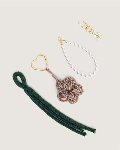 ميدالية مميزة بتصميم عصري بلون ذهبي