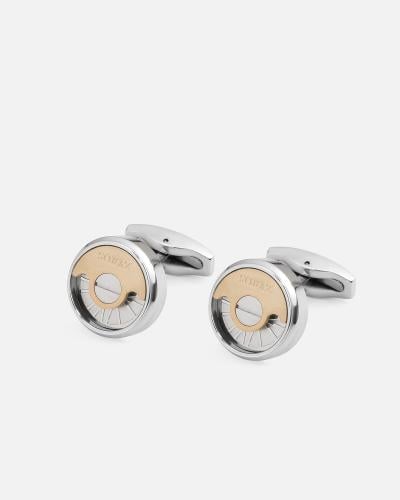 كبك رجالي يصف معاني الأناقة بلون فضي