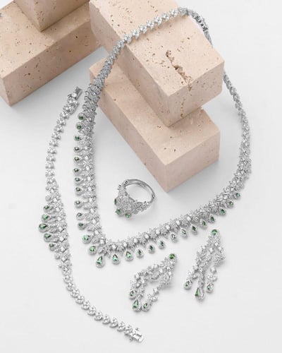 طقم اكسسوار نسائي فاخر بلون فضي وأخضر