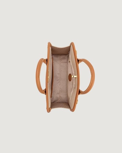 شنطة نُور النسائية بحجم واسع بلون بني.