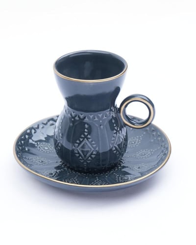 طقم قهوة وشاهي من السيراميك بلون رمادي غامق.