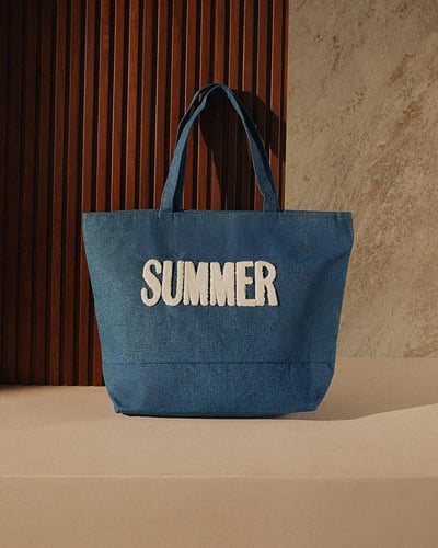 ‎ شنطة نسائية صيفية بلون أزرق.