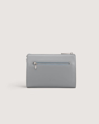 شنطة نسائية بحجم صغير باللون الأزرق.