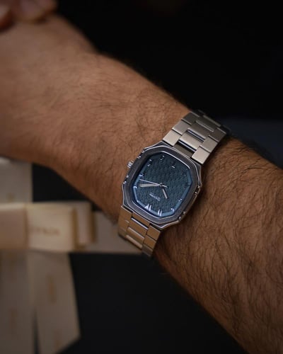 ساعة الرواق الرجالية من الستيل بلون فضي