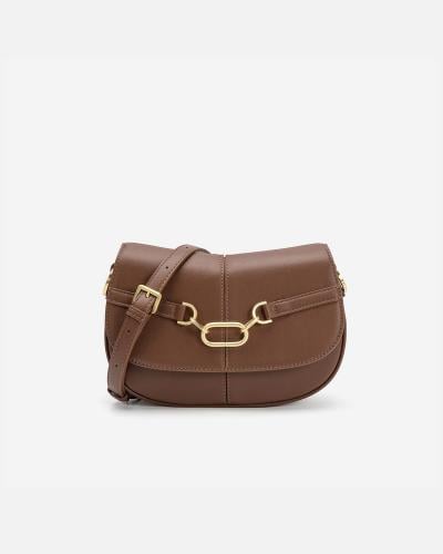 شنطة بتصميمها الأنيق بلون بني