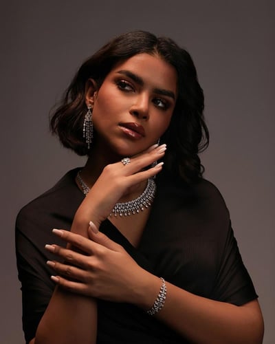 طقم نسائي زركون جذاب بلون فضي