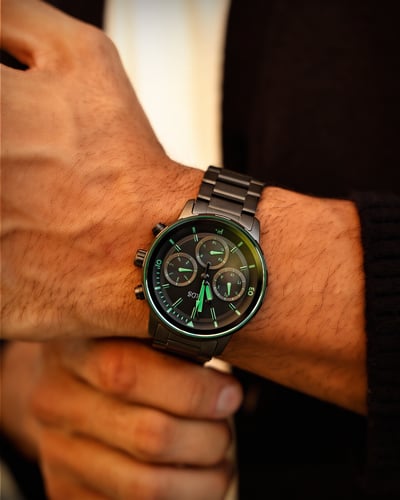 ساعة رجالية بسير من الستيل بلون رمادي