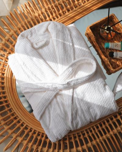 روب رجالي فندقي بلون أبيض