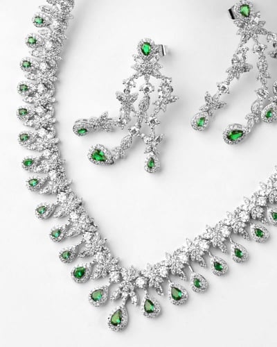 طقم اكسسوار نسائي فاخر بلون فضي وأخضر