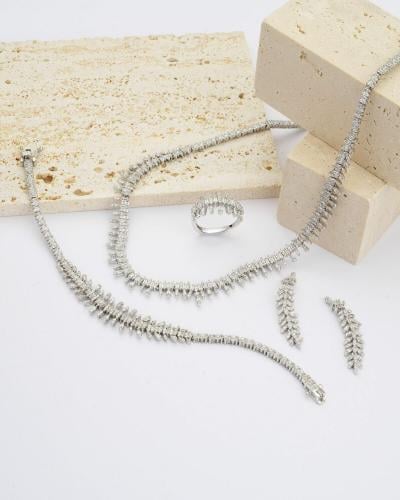 طقم نسائي زركون ساحر بلون فضي