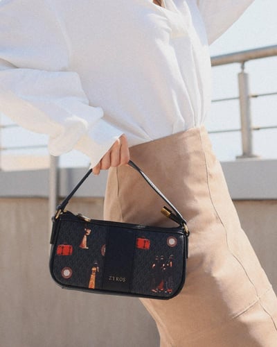 ‎ شنطة نسائية بتصميم عملي بلون أسود.