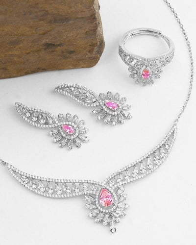 طقم اكسسوار نسائي فاخر باللون الفضي والـوردي