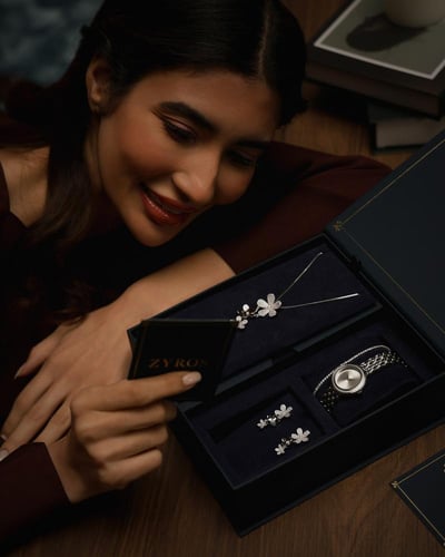 هدية نسائية تعبر عن الأناقة بلون فضي