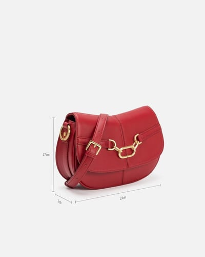 شنطة بتصميمها الأنيق بلون أحمر