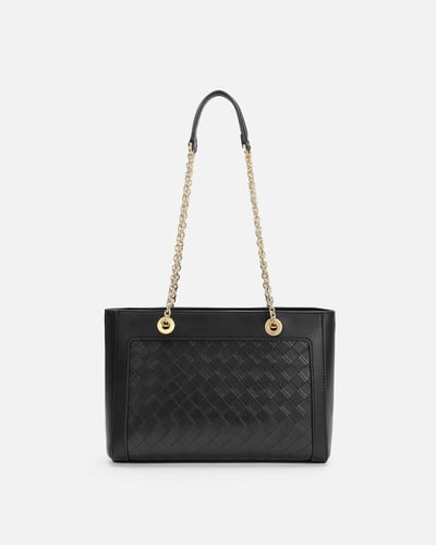 شنطة بتصميمها الواسع من الجلد بلون أسود