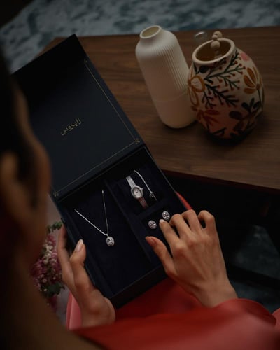 هدية نسائية فاخرة باللون الفضي