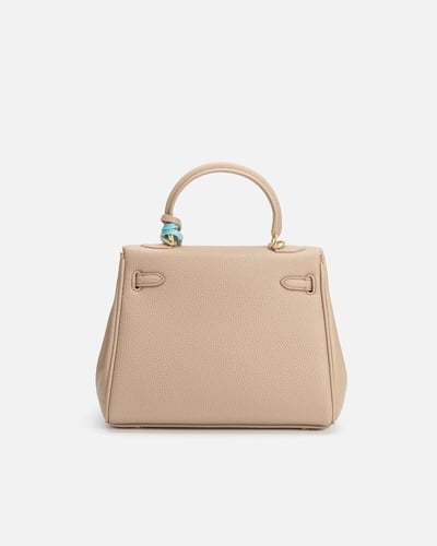 شنطة نسائية تعبر عن الأناقة العصرية بلون بيج