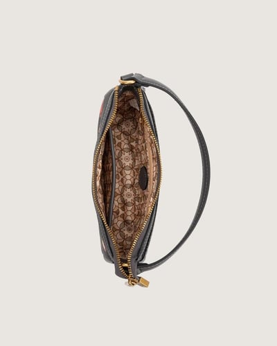 ‎ شنطة نسائية بتصميم عملي بلون رمادي.