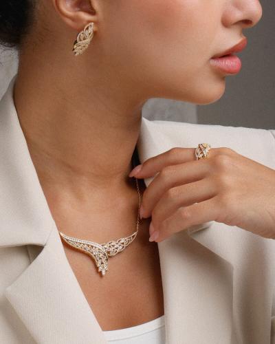 طقم اكسسوار نسائي فاخر باللون الذهبي