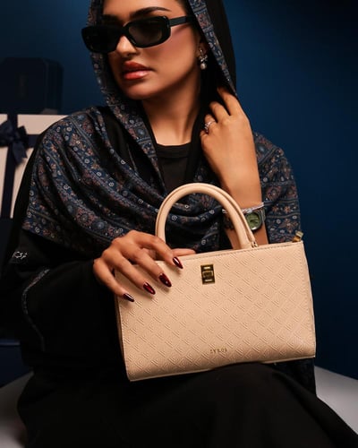 شنطة نسائية واسعة باللون البيج