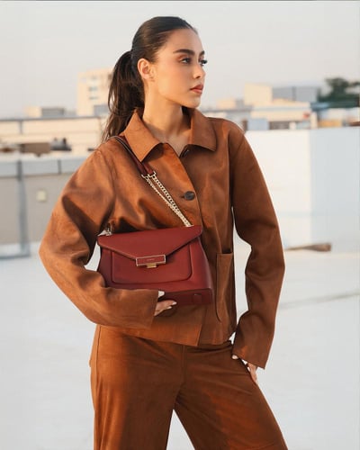 شنطة نسائية بحجم متوسط بلون عودي