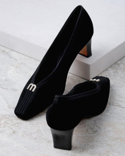 حذاء نسائي بتصميم أنيق بلون أسود