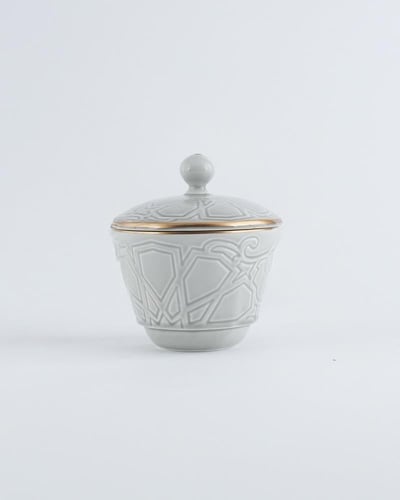 طقم فناجين قهوة وشاهي باللون رمادي فاتح.