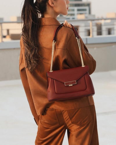 شنطة نسائية بحجم متوسط بلون عودي