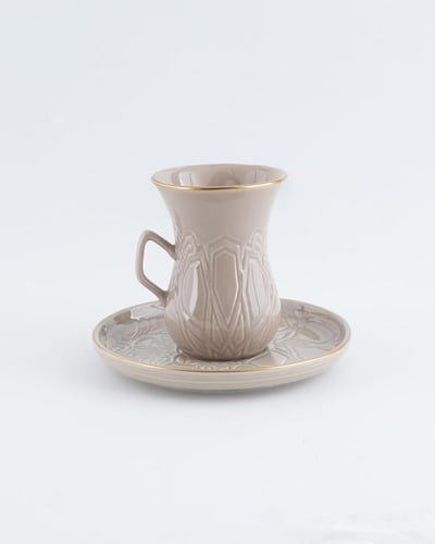 طقم فناجين قهوة وشاهي باللون البيج.