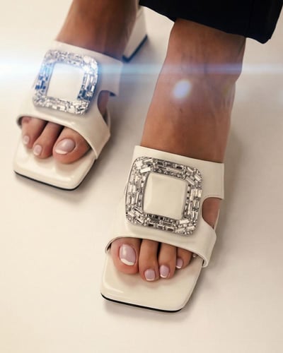 حذاء نسائي مميز باللون الأبيض