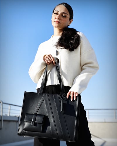 ‎ شنطة نسائية بحجم واسع باللون الأسود