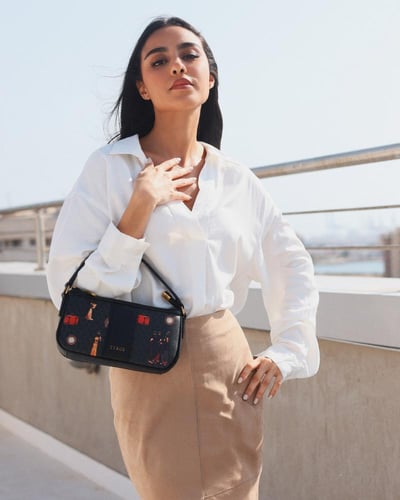 ‎ شنطة نسائية بتصميم عملي بلون أسود.