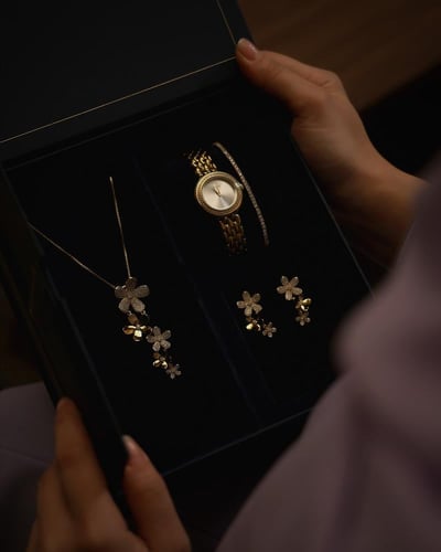 هدية نسائية تعبر عن الأناقة بلون ذهبي