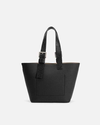 شنطة بتصميم واسع تكفي لأغراضك بلون أسود