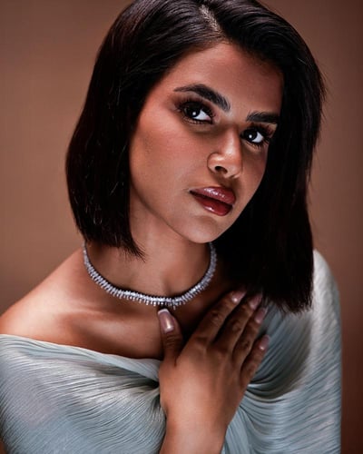 طقم نسائي زركون ساحر بلون فضي