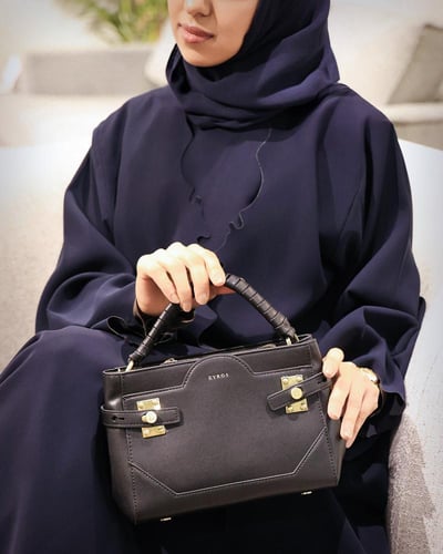 ‎ شنطة نسائية بمقاس لكل يوم بلون أسود