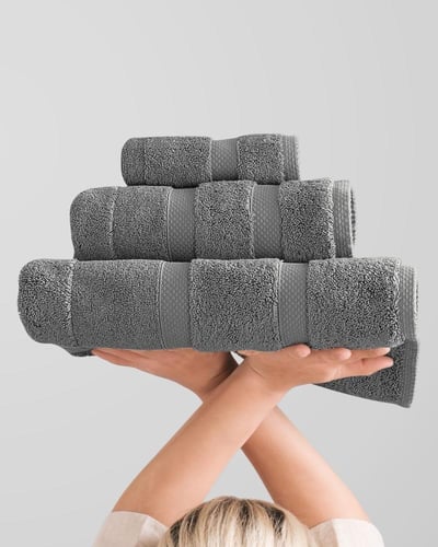 طقم من مناشف كلاسيك بلون رمادي.