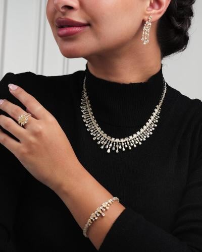 طقم نسائي زركون مميز بلون فضي وذهبي